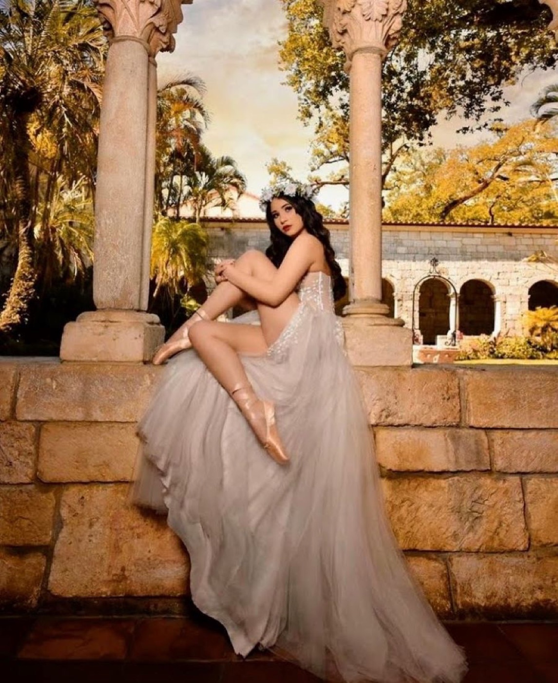 Vestido de fiesta en tul nude, fotografiado en exterior