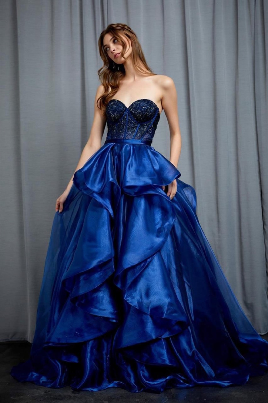Vestido de noche azul marino con falda de volumen