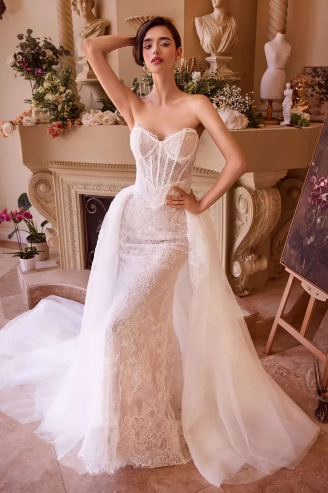 Vestido de novia con corsé bordado y capa, en el interior de la boutique