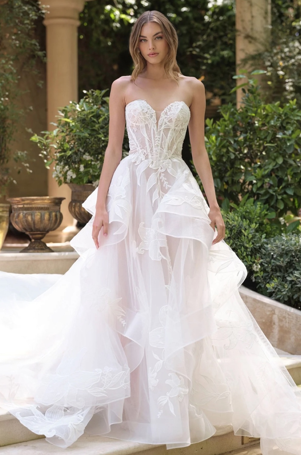 Vestido de novia en tul con volantes y corsé bordado