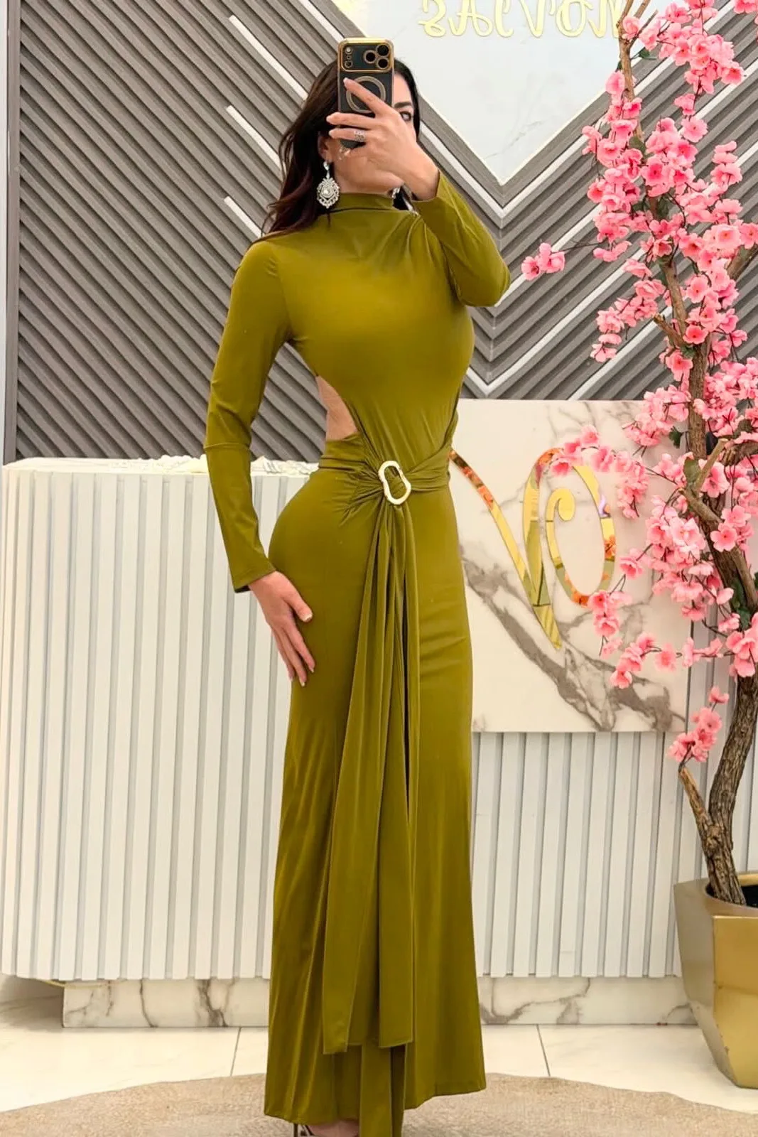 VESTIDO VERDE DE MANGAS Y ESCOTE EN LA ESPALDA, vista 2