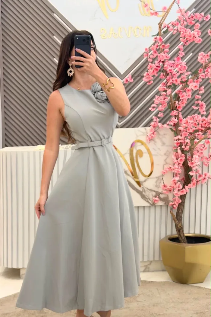 VESTIDO COLOR GRIS CON FLOR EN HOMBRO