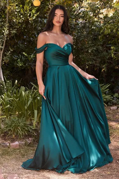 VESTIDO VERDE SATINADO HOMBROS CAÍDOS CORTE A, PIERNA ABIERTA