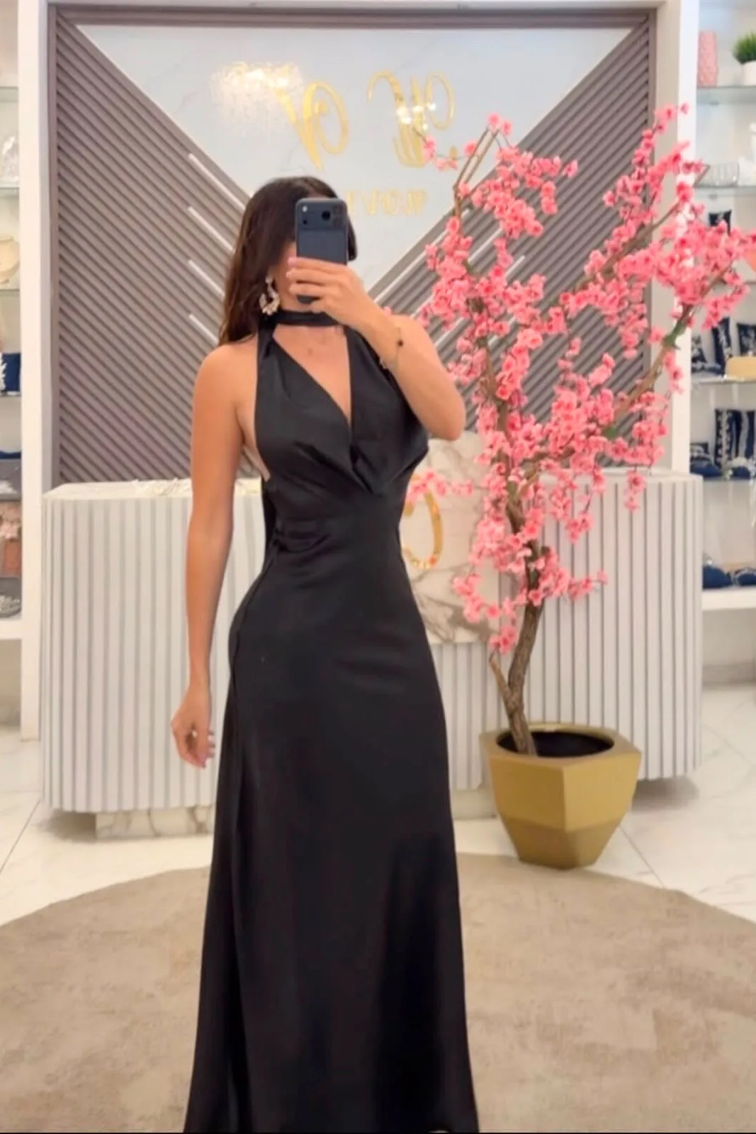 VESTIDO NEGRO SATINADO CON ESCOTE EN LA ESPALDA, vista 2