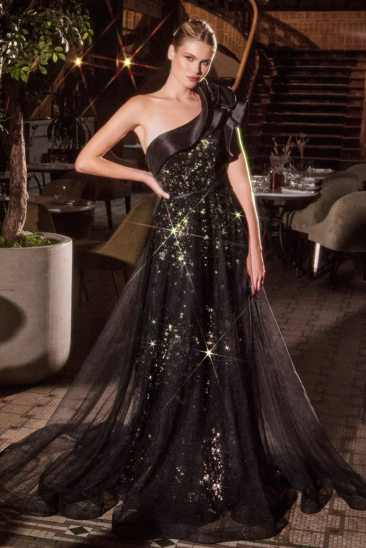 VESTIDO FIESTA NEGRO  AUN HOMBRO  DESTELLOS DORADOS MOD. CB157