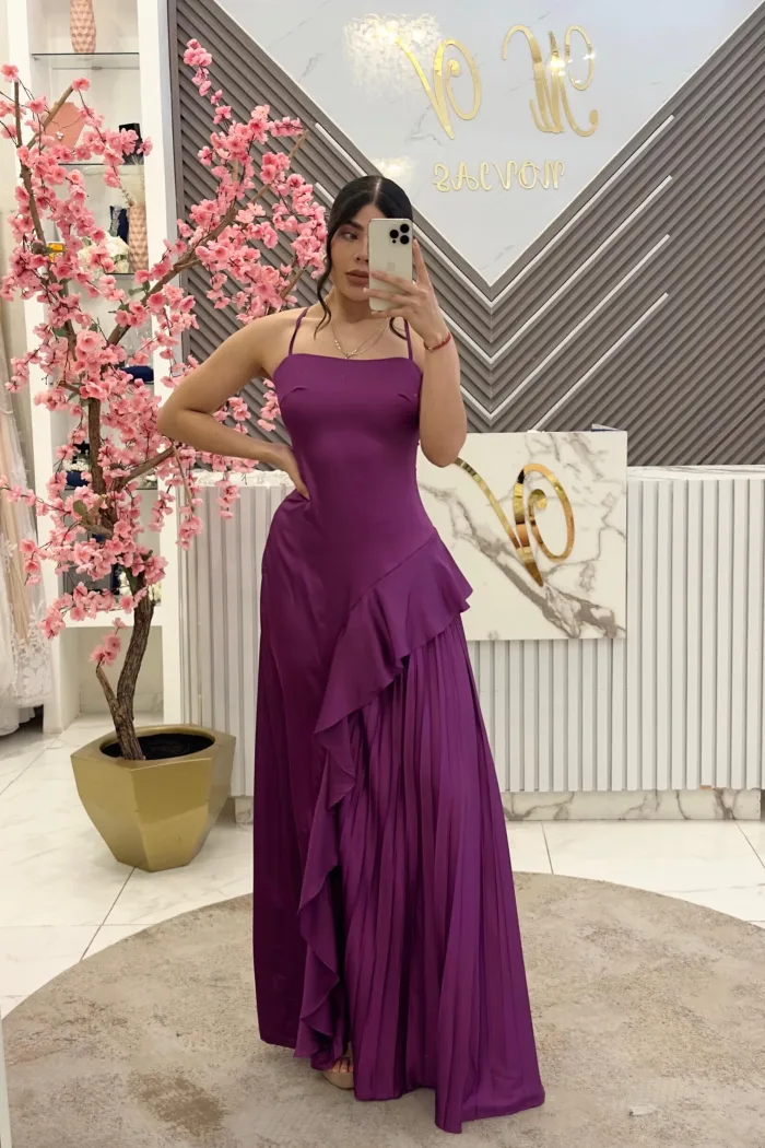 VESTIDO COLOR UVA CON PLIZADO