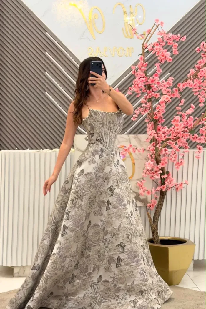 VESTIDO COLOR PLATA, ESTRAPLE EN CORTE A