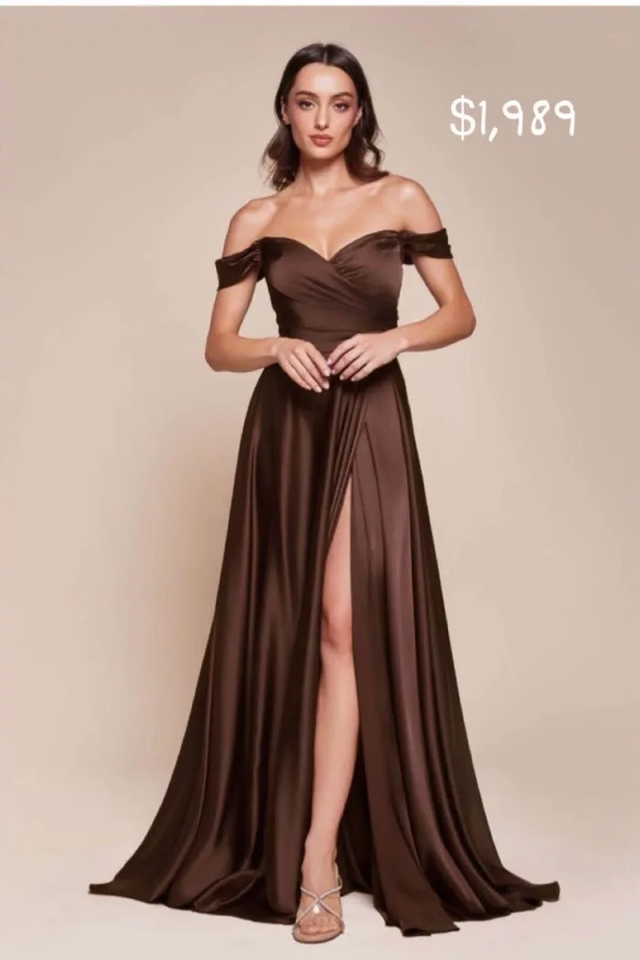 VESTIDO CAFÉ SATINADO CON ABERTURA EN LA PIERNA