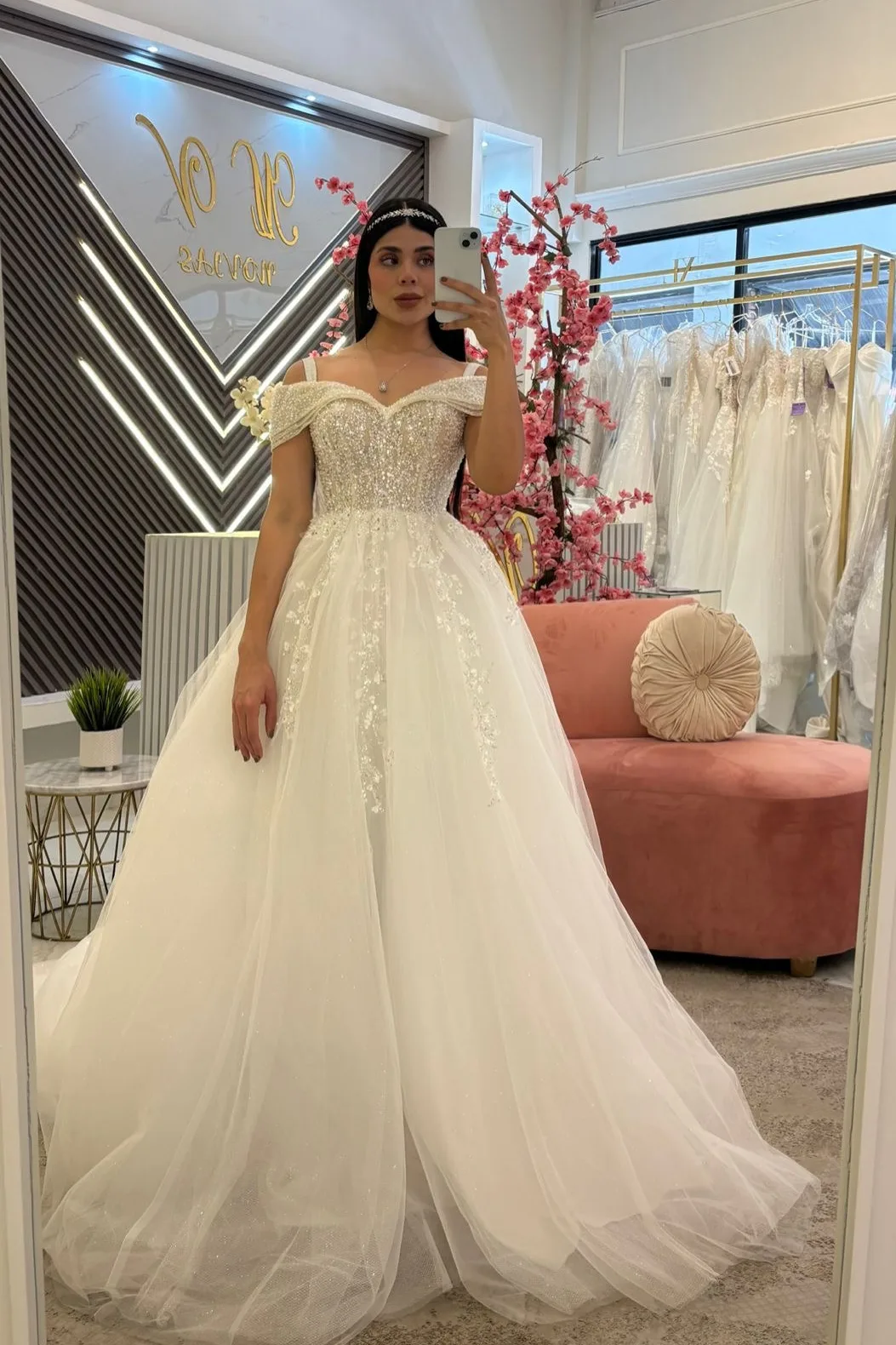 Vestido de novia princesa bordado en canutillo con hermosos bellos en la falda