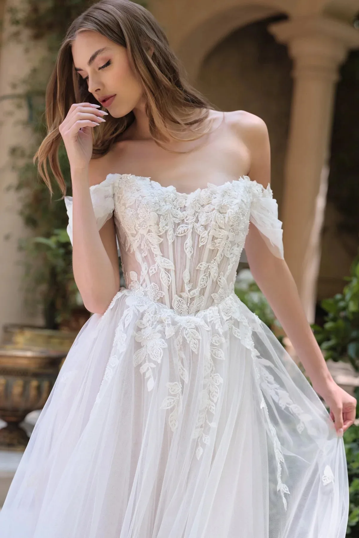 Vestido de novia blanco con encaje y tul, vista 2