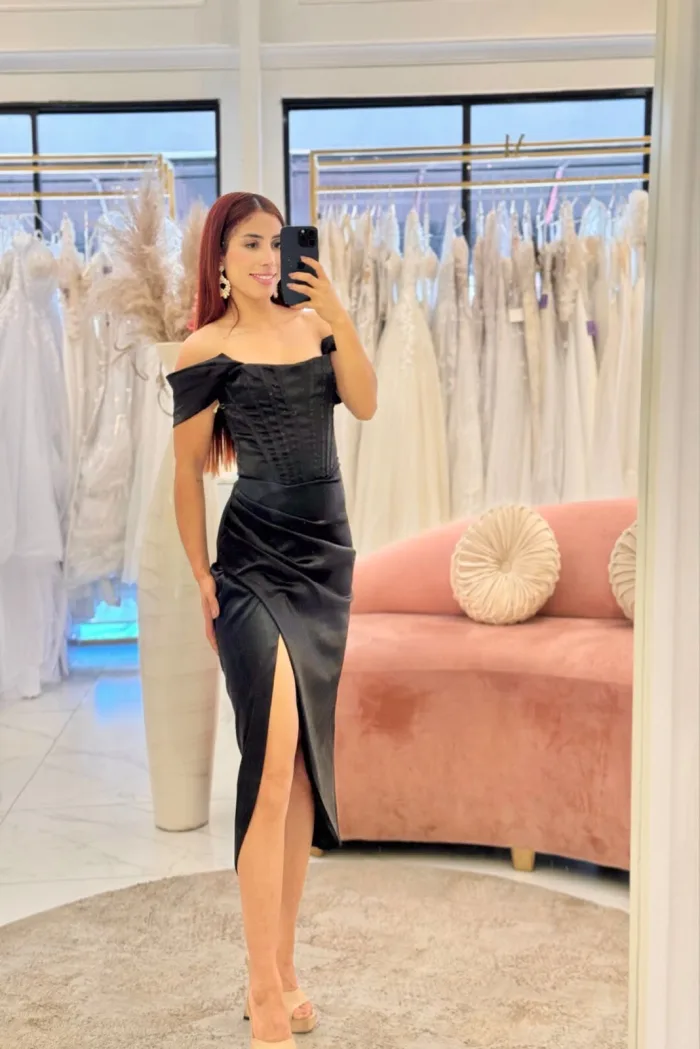 VESTIDO MIDI NEGRO SATINADO PIERNA ABIERTA HOMBROS CAÍDOS