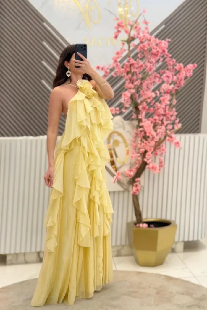 VESTIDO COLOR AMARILLO CON OLANES, HALTER