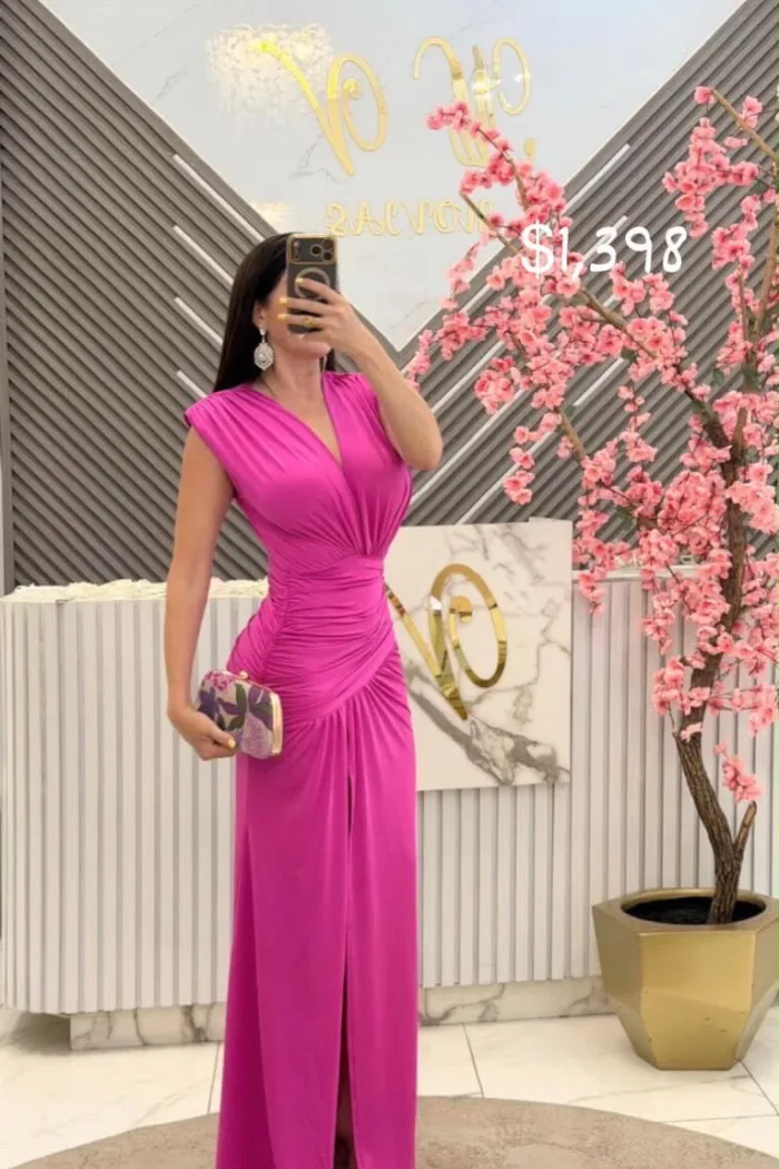 VESTIDO COLOR FIUSHA CON ESCOTE Y ABERTURA EN PIERNA