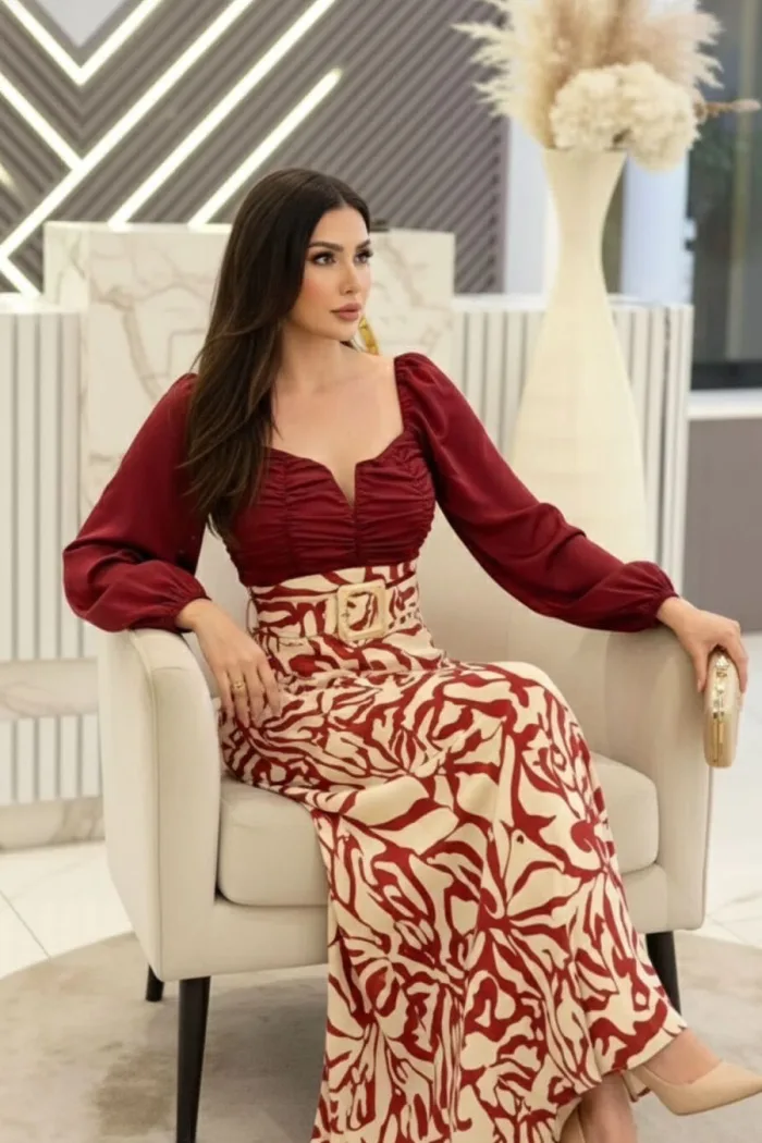 VESTIDO TINTO CON MANGAS Y FALDA ESTAMPADA