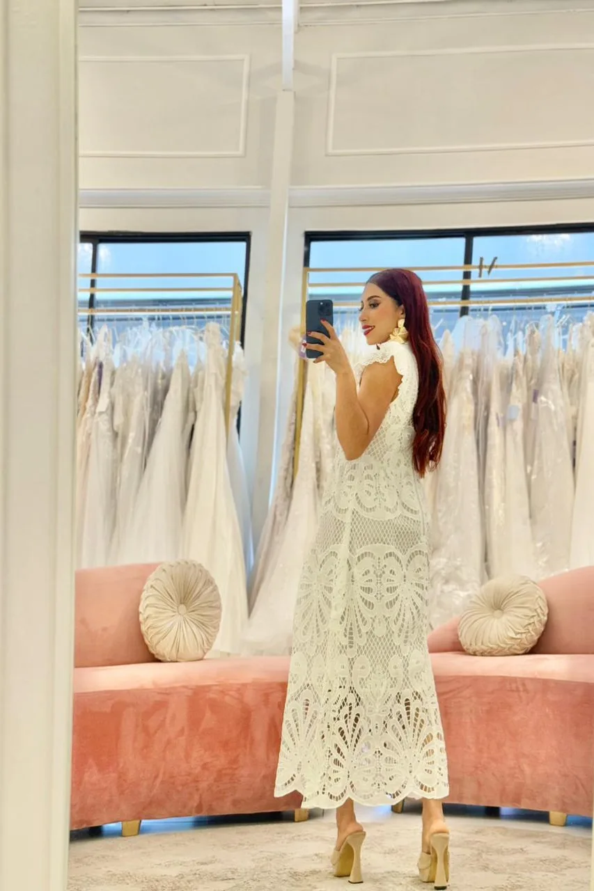 Vestido blanco en Encaje con un poco de manguita debajo de la rodilla, vista 2