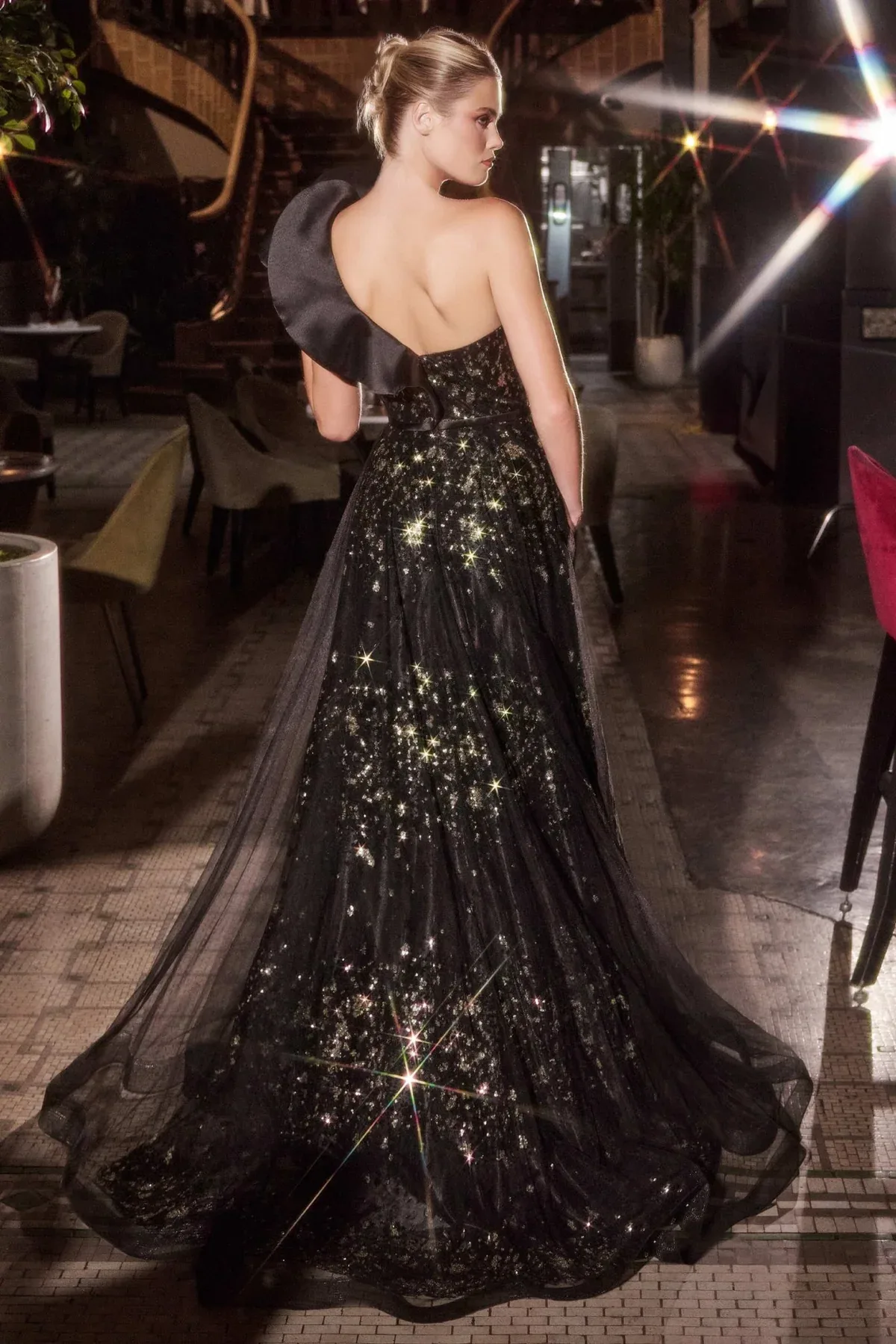 VESTIDO FIESTA NEGRO  AUN HOMBRO  DESTELLOS DORADOS MOD. CB157, vista 2