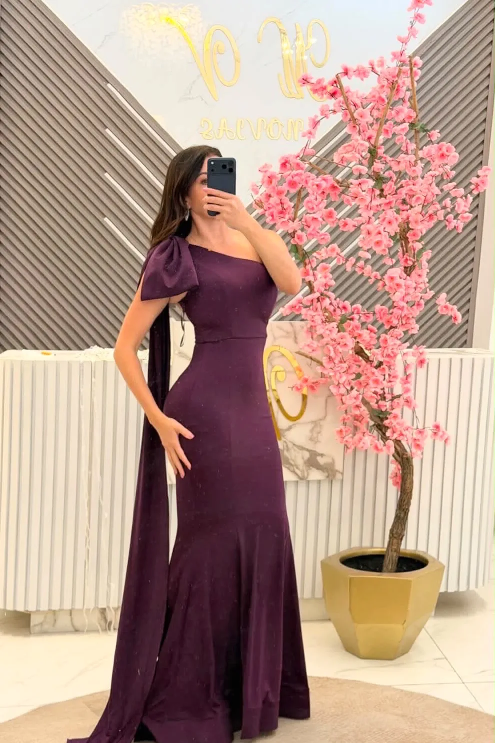 VESTIDO COLOR UVA CON MOÑO EN HOMBRO, vista 2