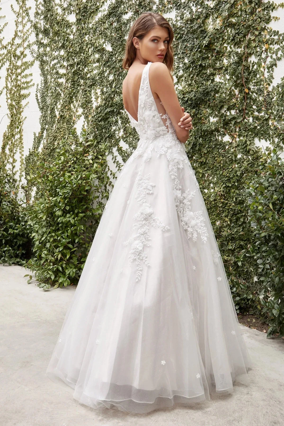 Vestido de novia en corte con aplicaciones en falda mod A1028W