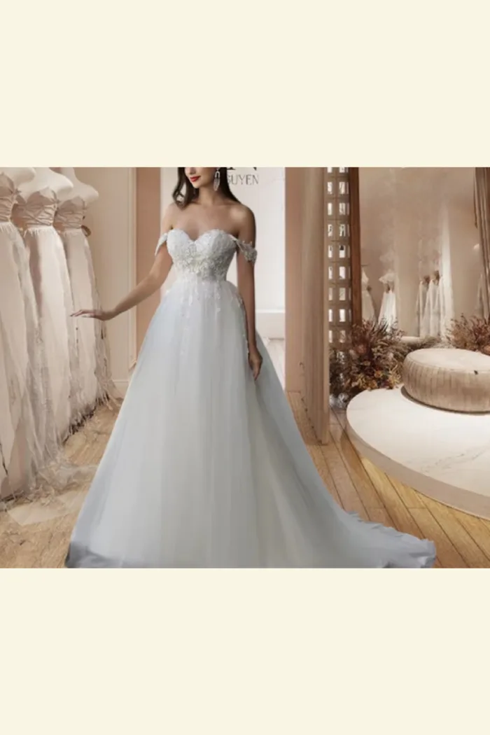 Vestido de novia descubierto de los hombros con aplicaciónes