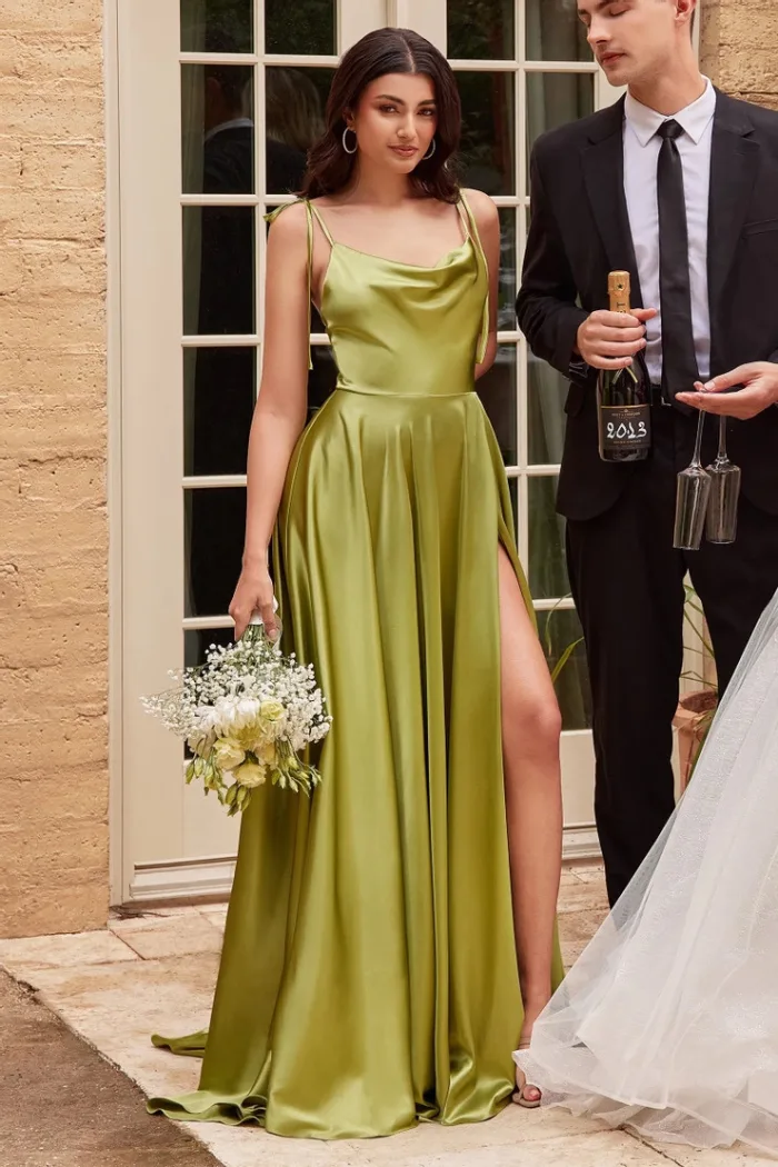 Vestido de fiesta verde con abertura