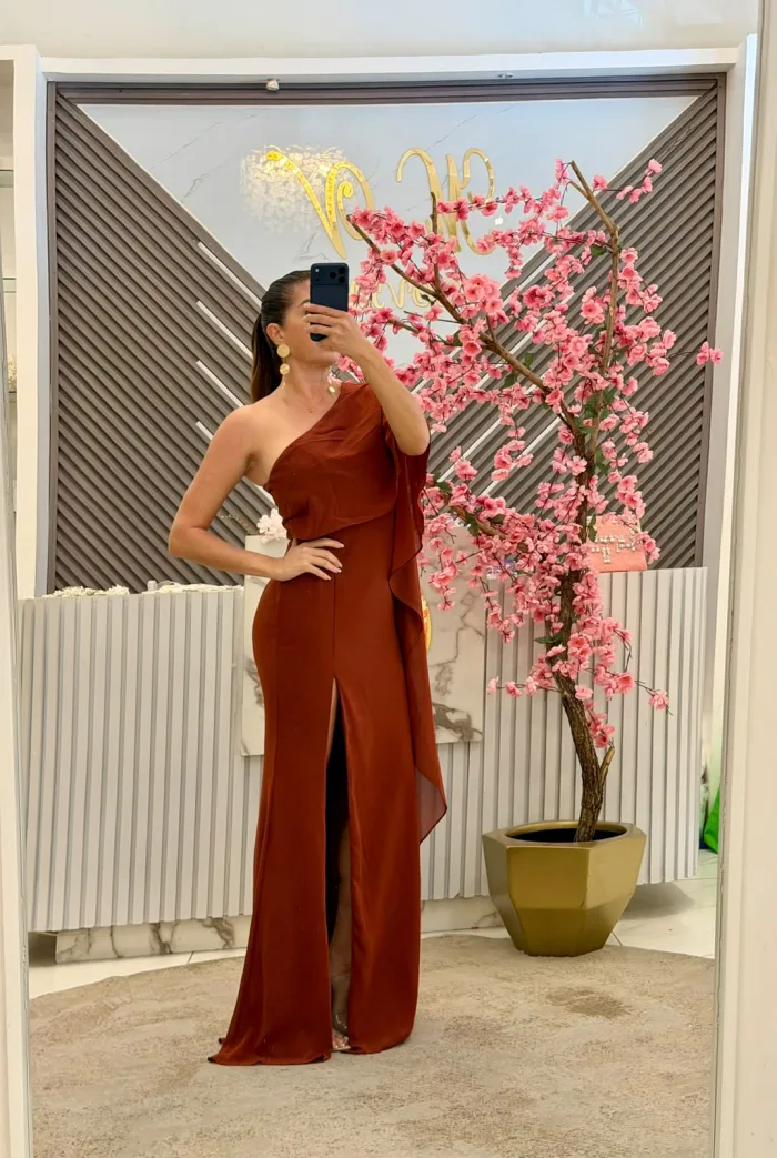 Vestido, color, ocre, con media capa al hombro