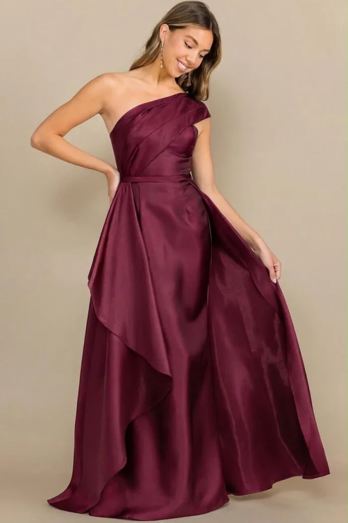 VESTIDO COLOR TINTO ASIMÉTRICO