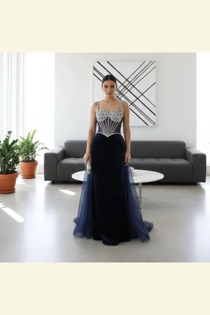 VESTIDO AZUL MARINO DE TERCIOPELO, CON BRILLOS PLATA Y CAUDA DE TUL