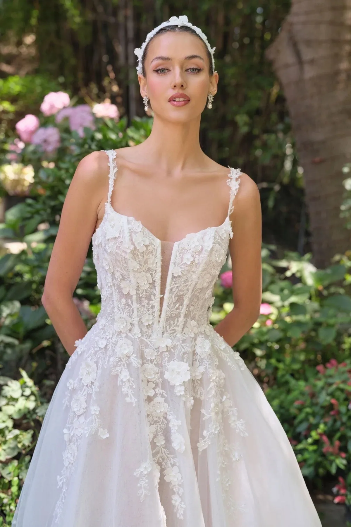 VESTIDO DE NOVIA DE TUL, CON APLICACIONES Y ABERTURA EN LA PIERNA WL063, vista 2