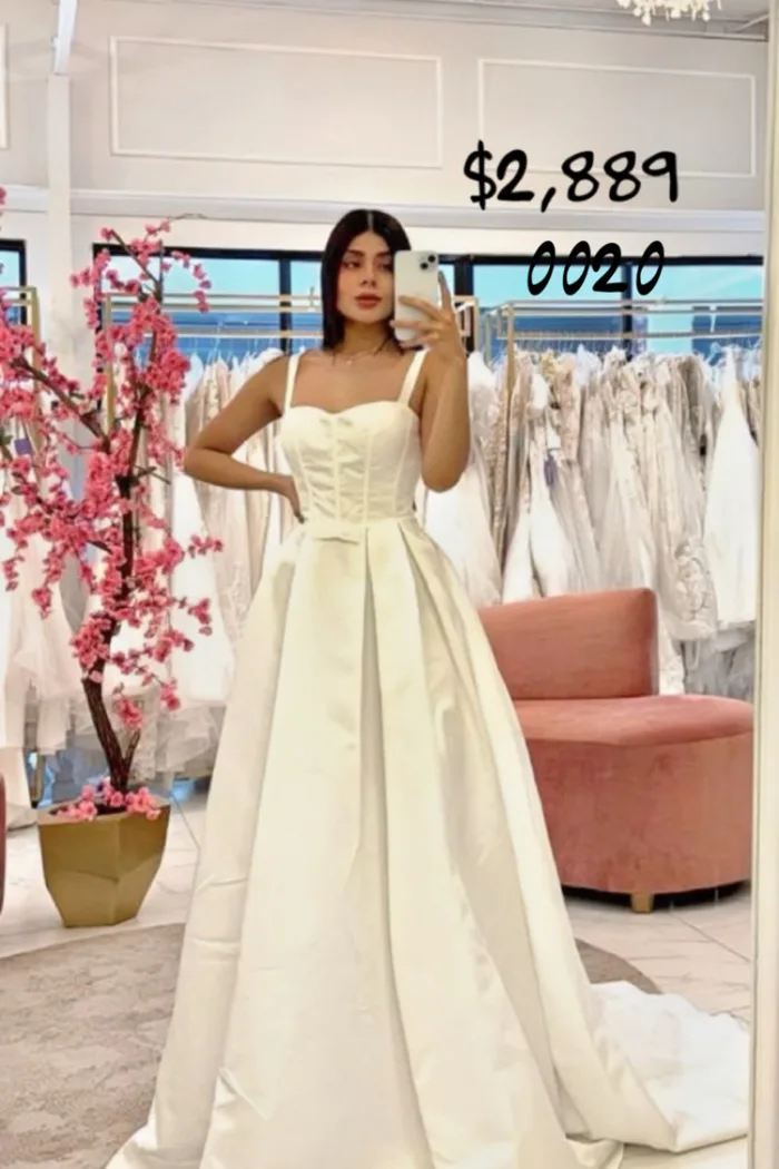 Vestido princesa con un pequeño moño al frente en raso