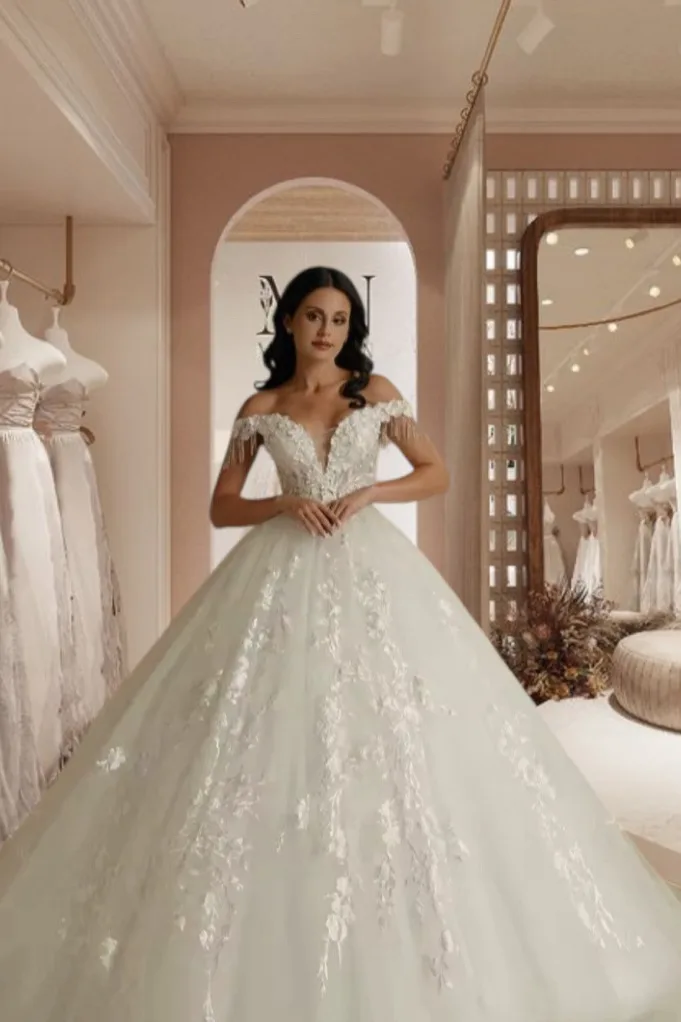 Vestidos de novia princesa con hombro descubierto y tiritas en mangas en canutillo y flores bordadas