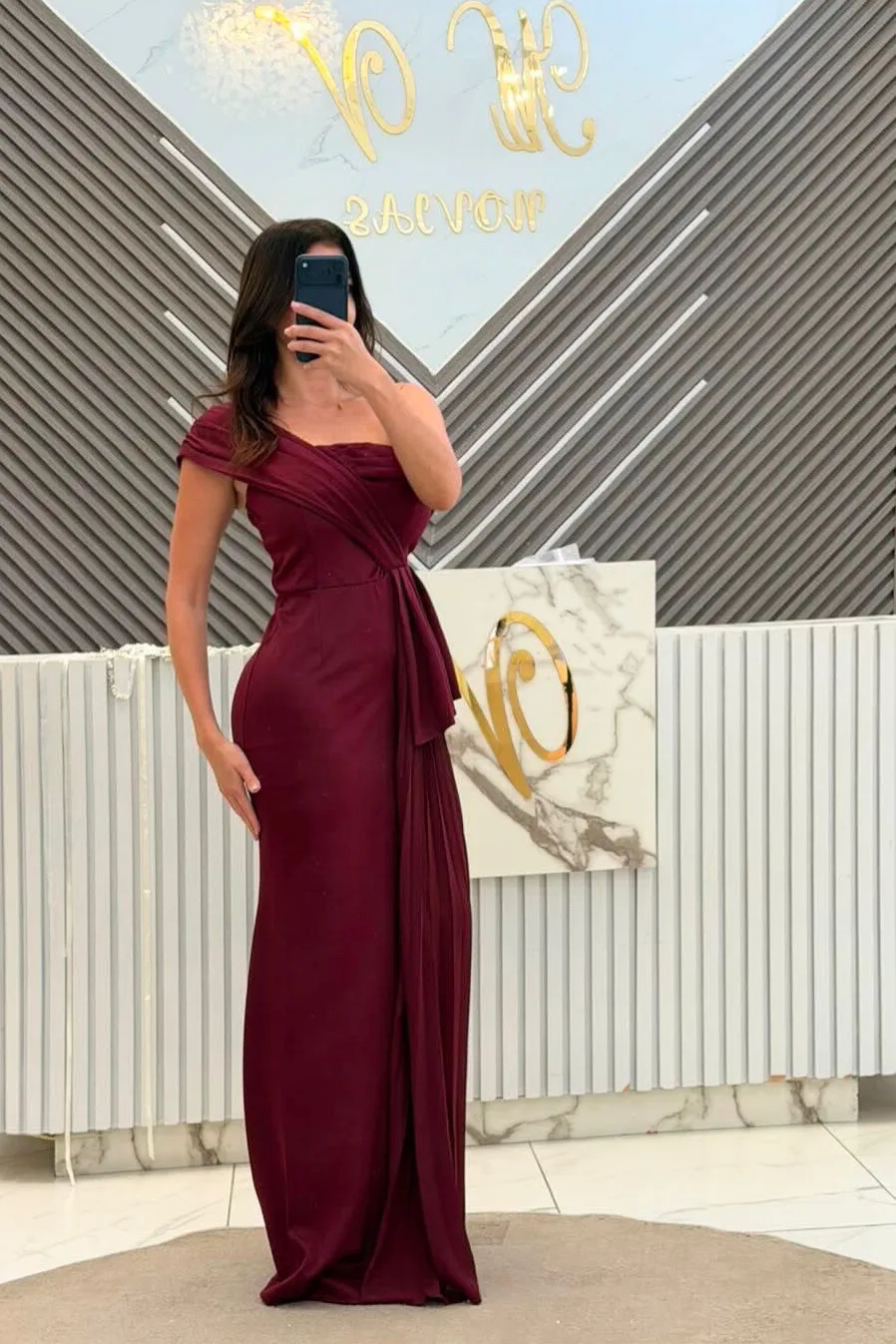 VESTIDP TINTO CON PLIZADO A UN COSTADO