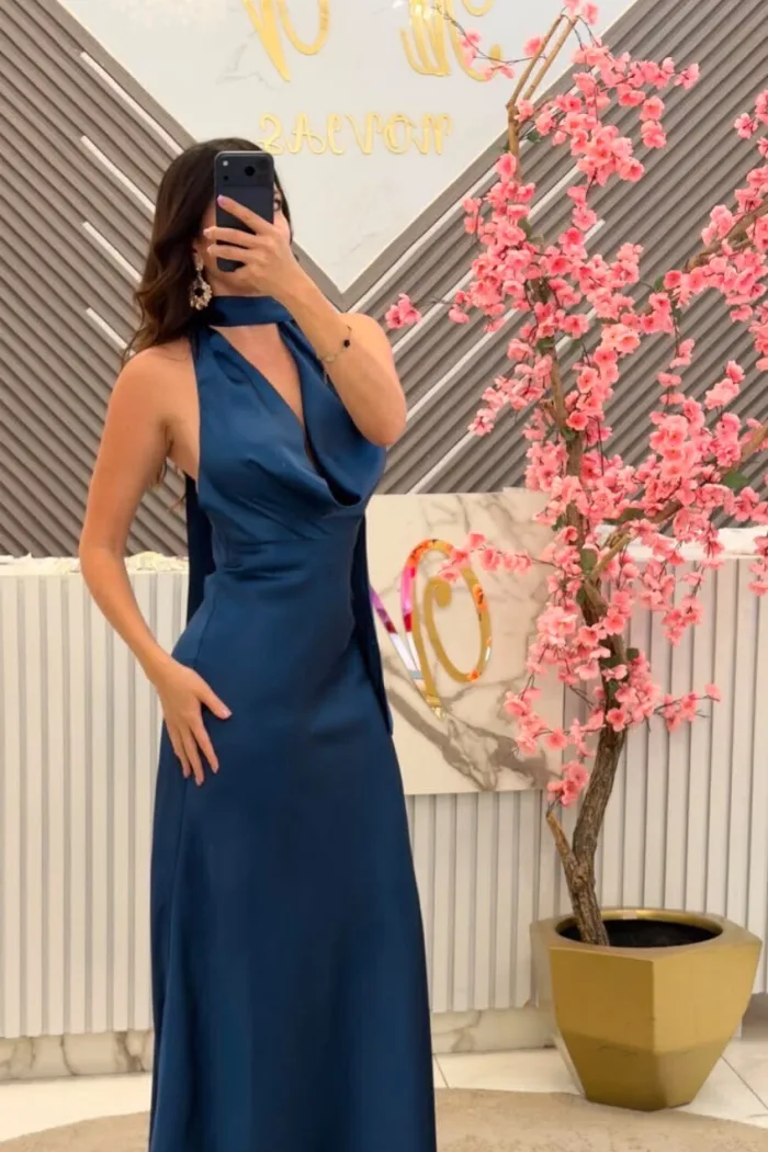 VESTIDO AZUL MARINO, SATINADO CON ESCOTE EN ESPALDA