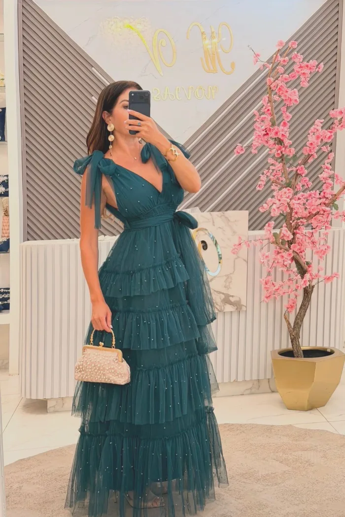 Vestido de fiesta verde con tul y volantes