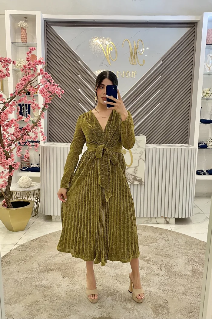 Vestido plisado oro con cinturón