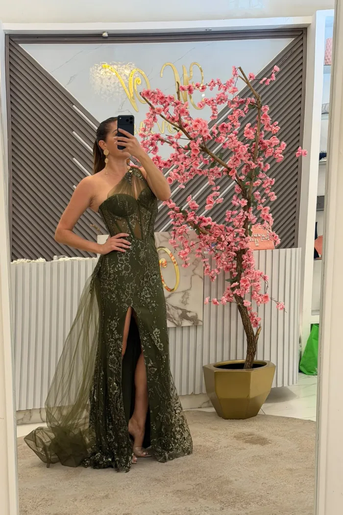 Vestido en Verde, ojo asimétrico bordado con Cauda