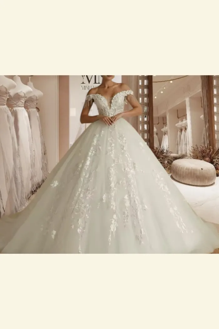 Vestido de novia corte, princesa, con hombro descubierto en finas flores