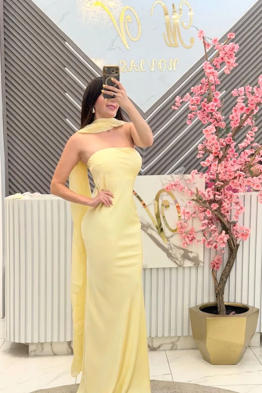 VESTIDO COLOR AMARILLO SATINADO CON CAPA, vista 2