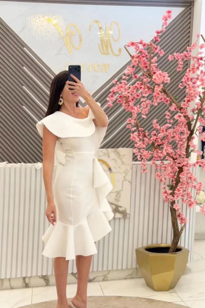 VESTIDO MIDI BLANCO CON OLANES LATERAL