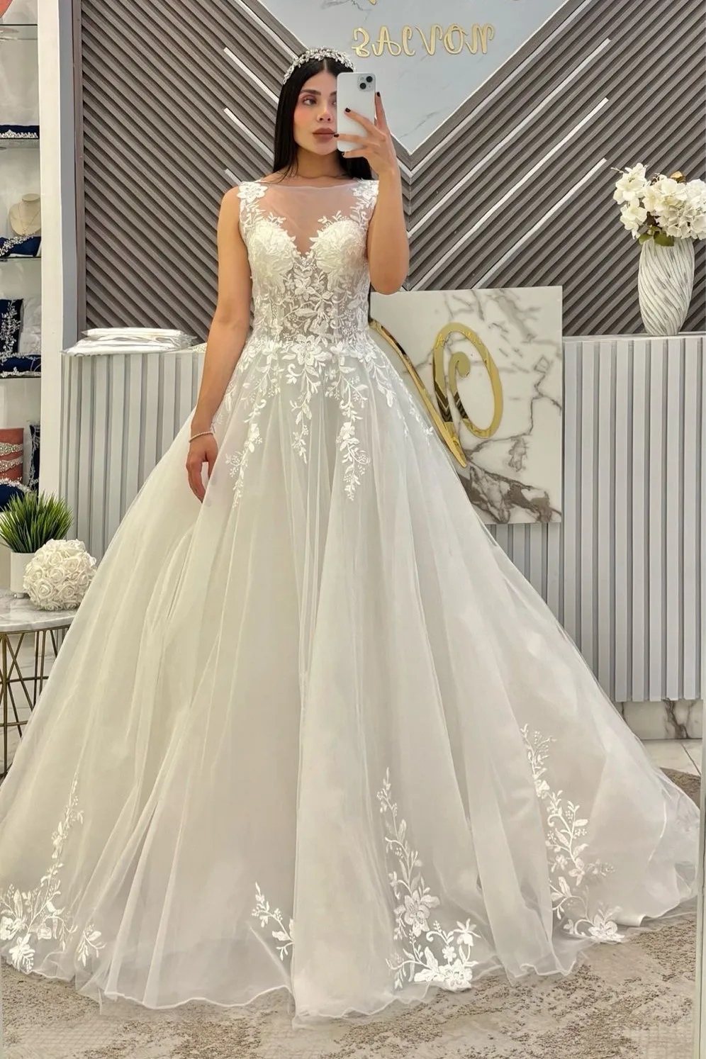 Vestido de novia, sin mangas con algunas aplicaciones en falda y en la parte alta