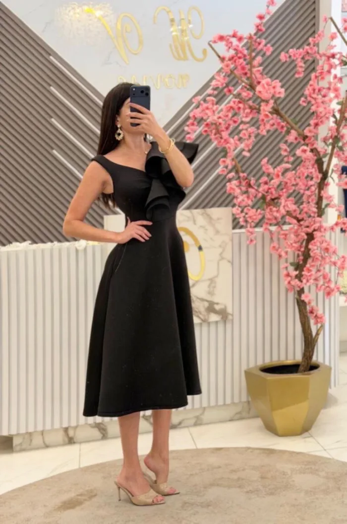 VESTIDO MIDI NEGRO CON OLAN