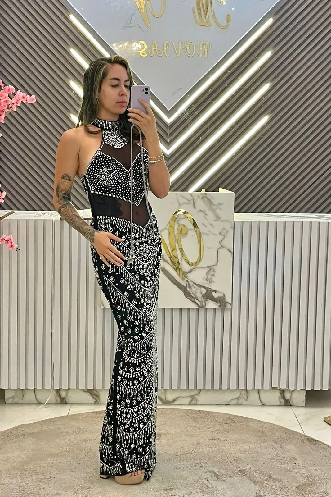 Vestido negro, con aplicaciones en plata, sin mangas
