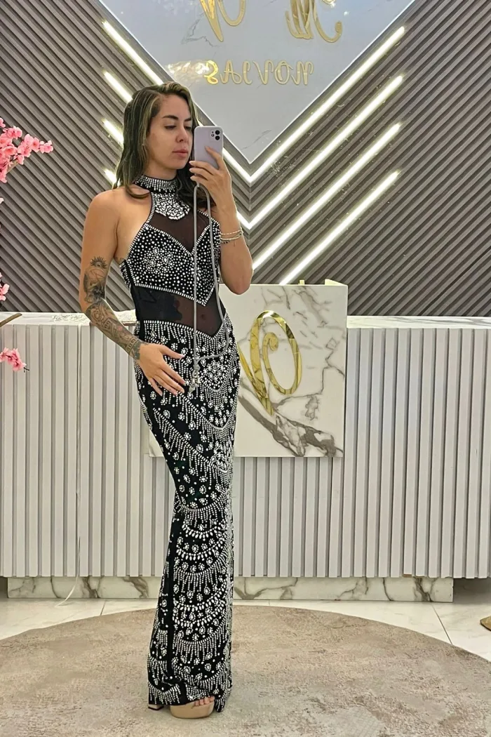 Vestido negro, con aplicaciones en plata, sin mangas