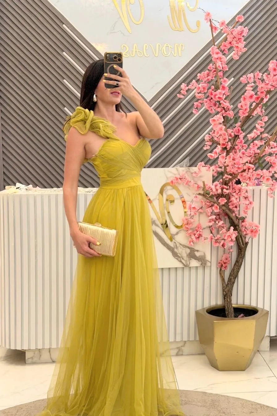 VESTIDO VERDE DE TUL CON OLAN EN UN HOMBRO, vista 2