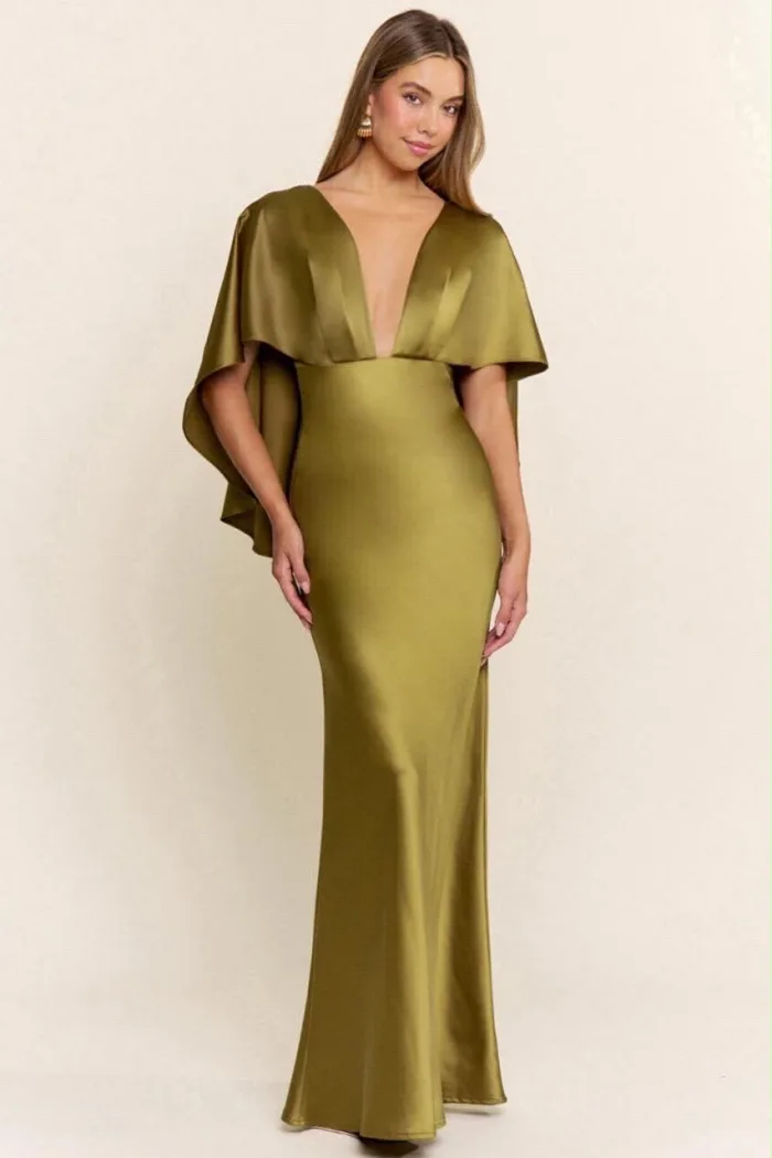VESTIDO SATINADO CON MANGAS TIPO CAPA