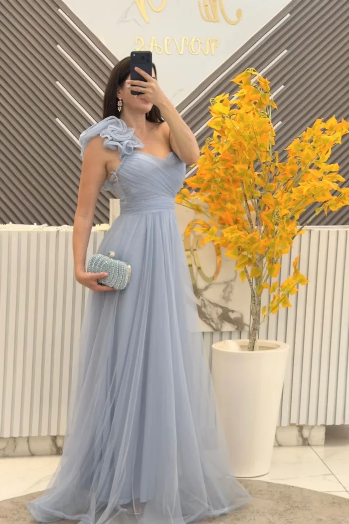 VESTIDO DE TUL COLOR AZUL CON OLAN EN HOMBRO
