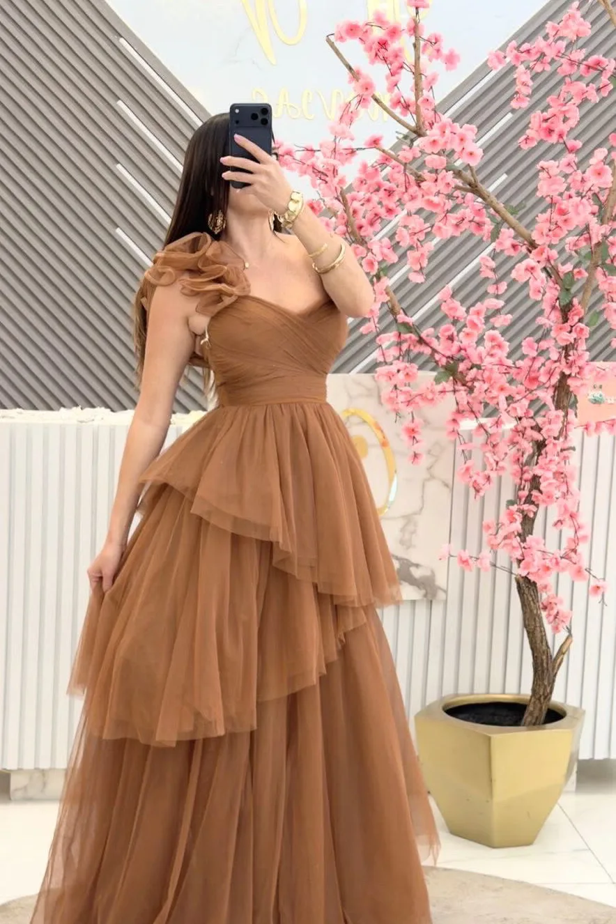 VESTIDO CAFÉ DE TUL CON OLAN EN HOMBRO, vista 2