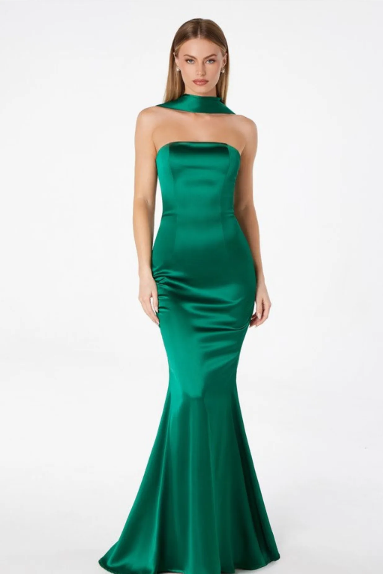Vestido verde esmeralda estraple con mascada