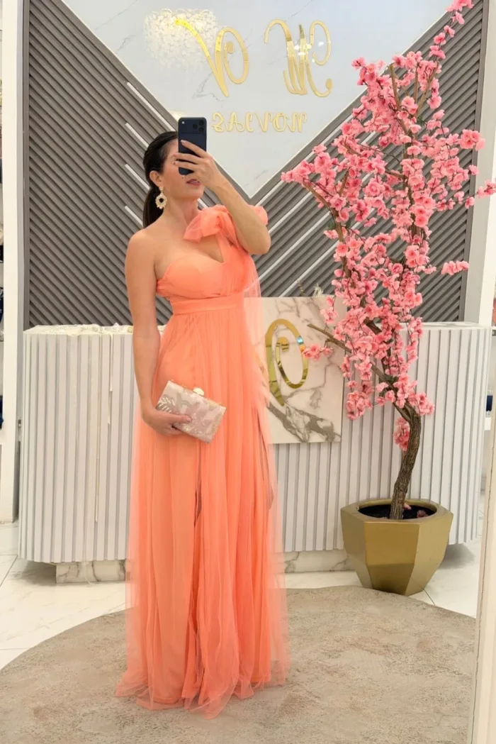 VESTIDO DE TUL, COLOR CORAL CON MOÑO EN EL HOMBRO