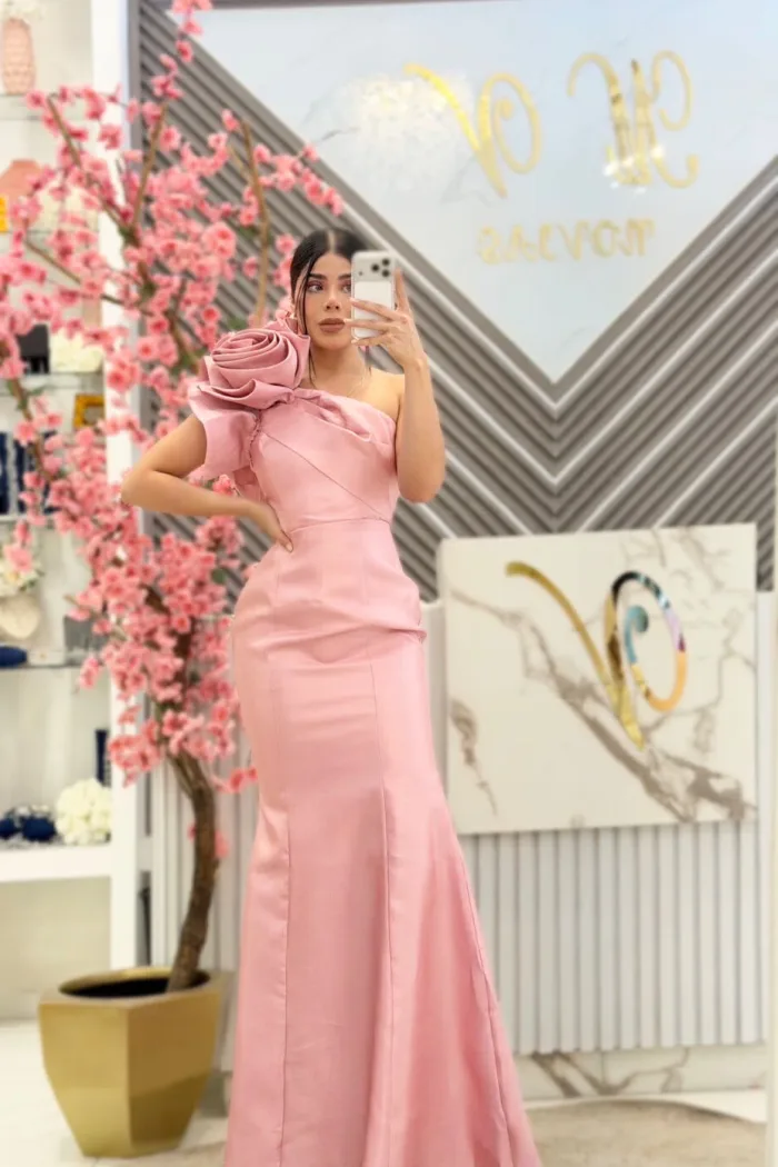 VESTIDO ROSA CON FLOR EN HOMBRO