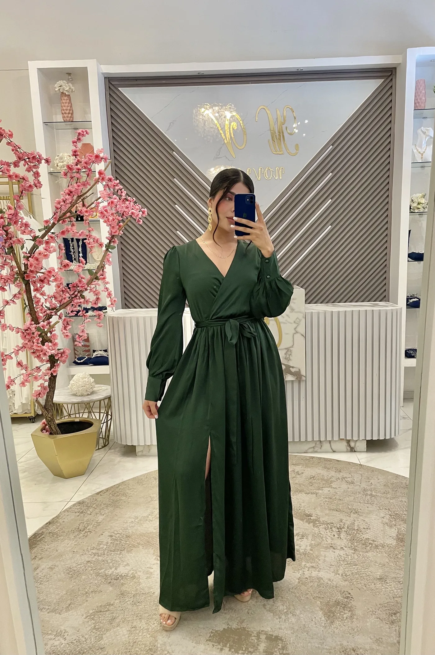 Vestido satinado verde con cinturón escote V